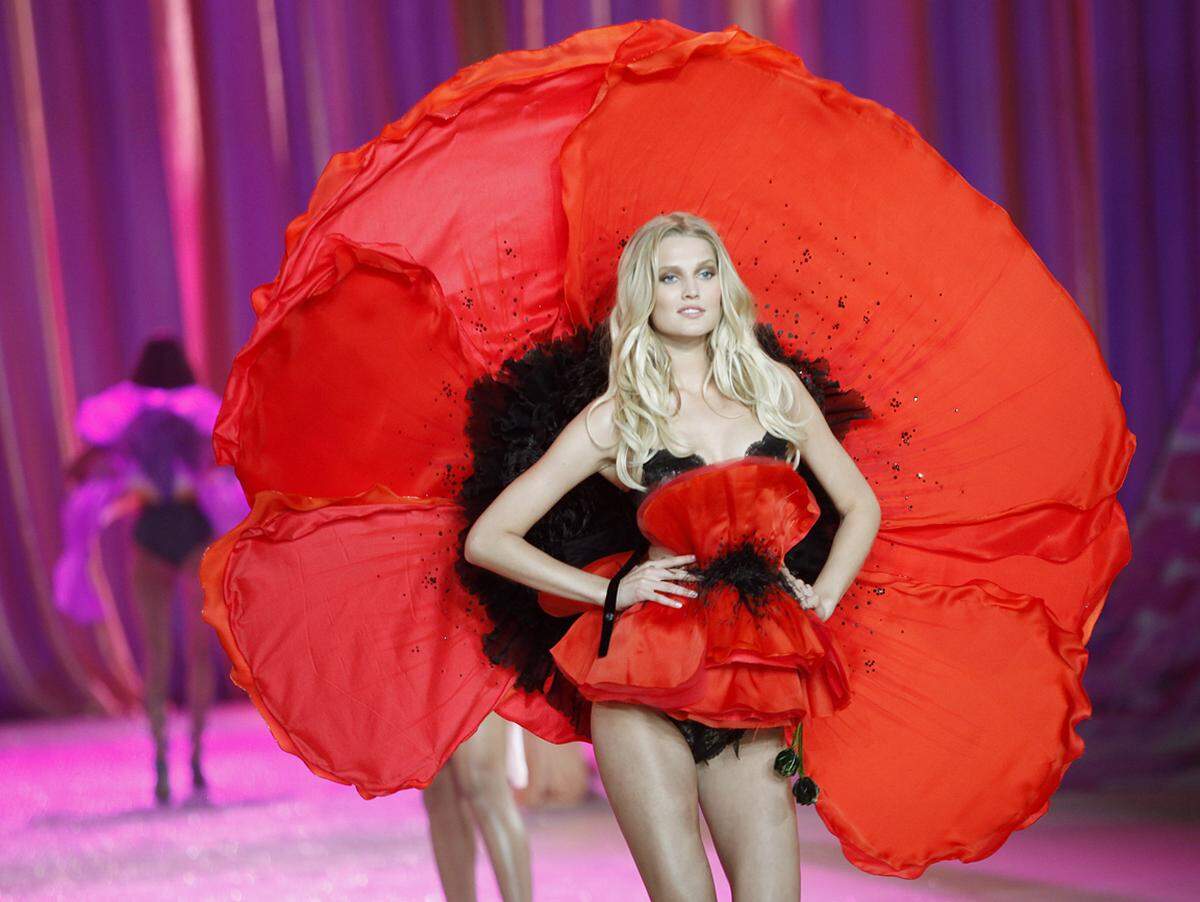 Das deutsche Topmodel Toni Garrn ganz herausgeputzt als Mohnblume auf dem Catwalk von Victoria's Secret und ...
