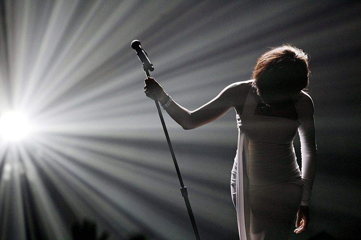 Nur Stunden vor ihrem Tod war noch über ein baldiges Comeback spekuliert worden. Dazu kam es nicht mehr. In Los Angeles legten Fans nach der Todesnachricht Rosen und Spruchbänder mit einer Liebesbotschaft an die Sängerin nieder: "Whitney, we will allways love you!".