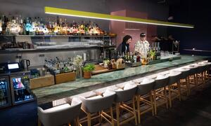 Die Miranda Bar in der Mariahilfer Esterházygasse ist aktuell nur am Freitag und Samstag wirklich voll, sagt Stanislaus Deininger (im Bild links). 