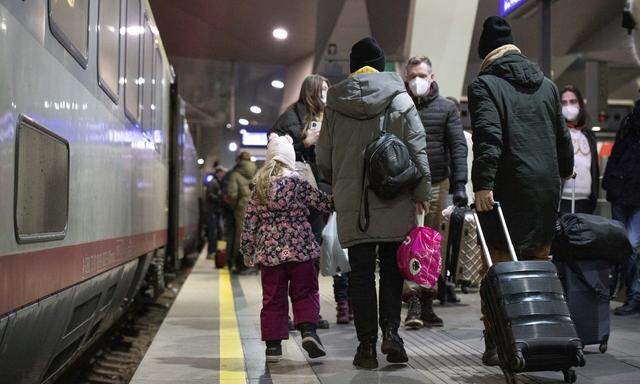 Menschen aus der Ukraine kommen am Wiener Hauptbahnhof an. 