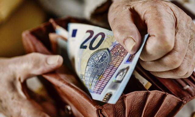Seniorin zieht einen 20 Euro Schein aus ihrem Portemonnaie, Deutschland, Europa *** A 20 Euro Bill citizen pulls out he