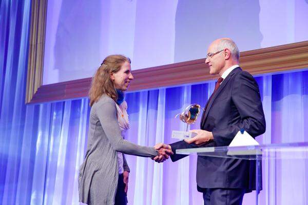 Roswitha Zink vom e.motion Lichtblickhof wurde von den "Presse"-Lesern und Usern in der Kategorie Humanitäres Engagement zur Österreicherin des Jahres gewählt. Lotterien-Generaldirektor Karl Stoss gratulierte.