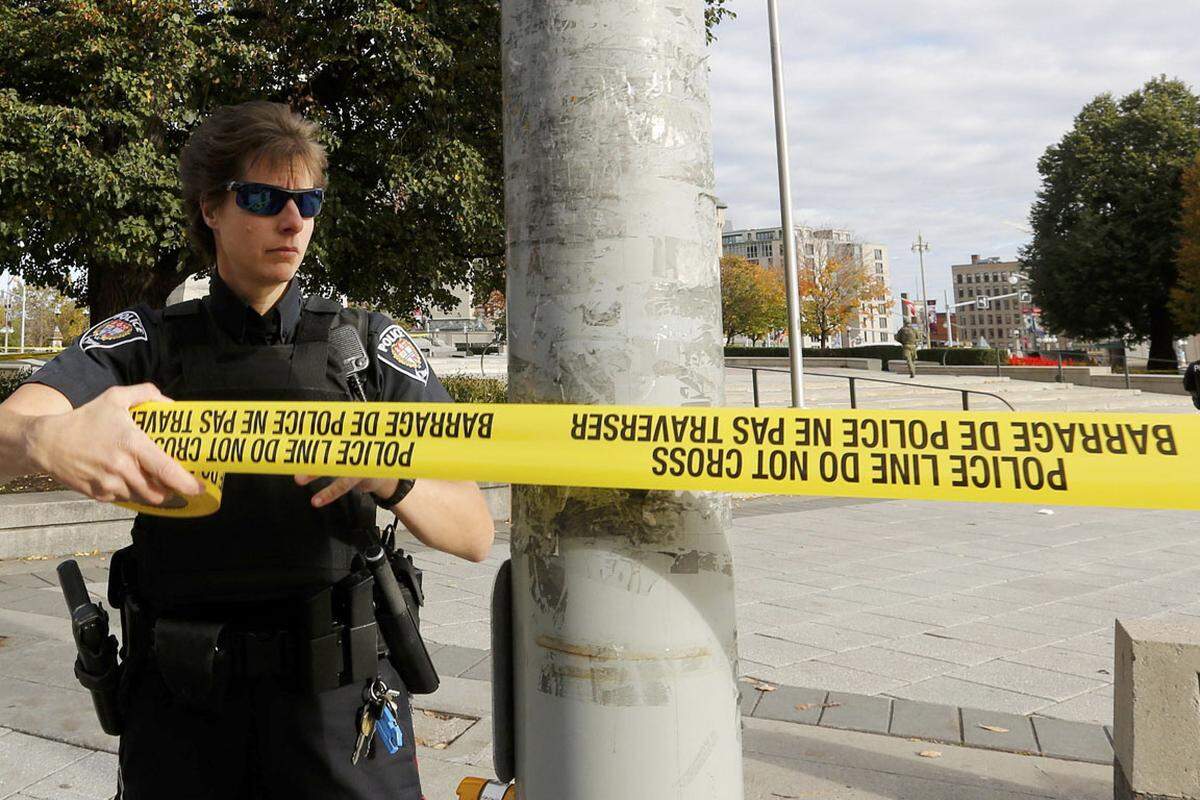 Die Polizei fahndet nach bis zu drei Angreifern. Bilder vom Polizeieinsatz in der kanadischen Hauptstadt.