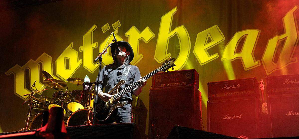 Motörhead also. Hinten kreuzten sich die Laser, vorne jammerte Lemmy Kilmister ins Mikrofon auf der schmucklosen (nur ein Riesenbanner mit dem Schriftzug der Band) Bühne. Der Sänger gilt als unverwüstlich, wirkte aber dennoch gesundheitlich angeschlagen. Das ließ die ohnehin räudigen Väter des Speed Metal noch räudiger wirken. Im Laufe des Konzerts kamen die Briten aber dennoch ordentlich in Fahrt.