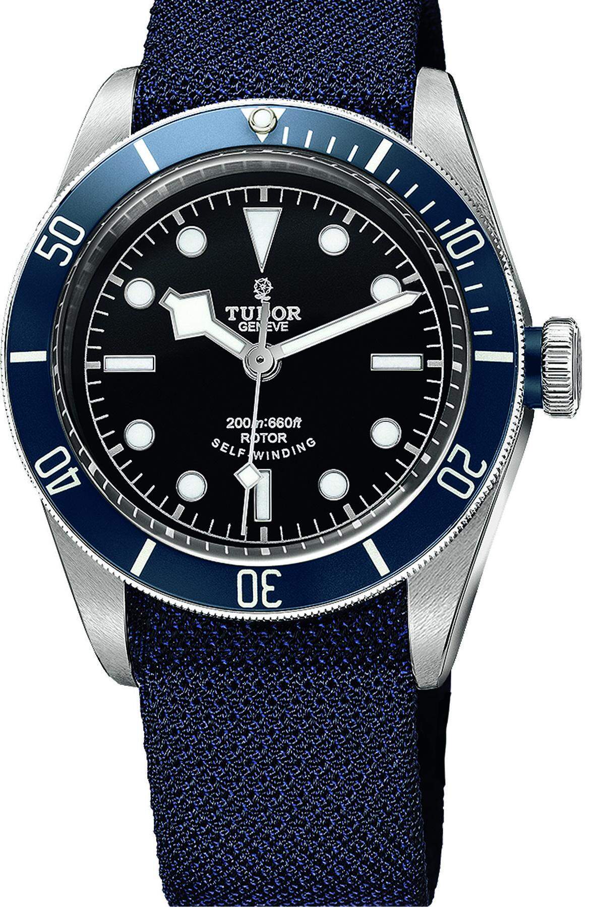 Tudor „Heritage Black Bay“Rolex’ kleine Schwester gibt ordentlich Gas. Die Taucheruhr mit der blauen Lünette ist derart hip, dass man mitunter ein wenig auf sein Exemplar warten muss.