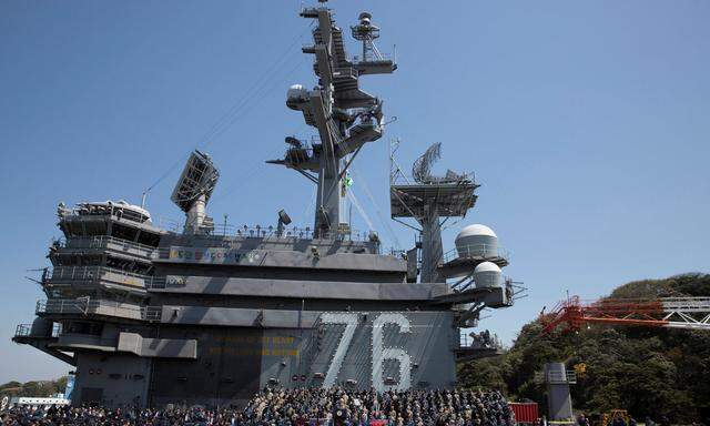 Mike Pence an Bord des US-Flugzeugträgers "USS Ronald Reagan".