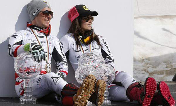 Dieses Double wiederholte er in der Saison 2013/14. Im Bild: Hirscher mit Gesamtweltcupsiegerin Anna Veith.