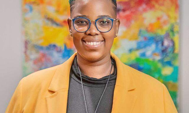 Novuyo Rosa Tshuma, geboren 1988 in Bulawayo, Simbabwe, lebt in Boston, USA.
