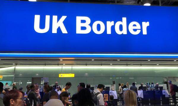 Alle Waren und Personen müssen vor dem Überschreiten der EU-Grenzen wieder kontrolliert werden. Zollbehörden werden zusätzliche Beamte einstellen müssen. Um wenigstens im Reiseverkehr das Schlimmste zu verhindern, will die EU-Kommission Briten "Visa-freies Reisen" bis zu 90 Tagen ermöglichen - falls London dies umgekehrt "allen EU-Bürgern gewährt".