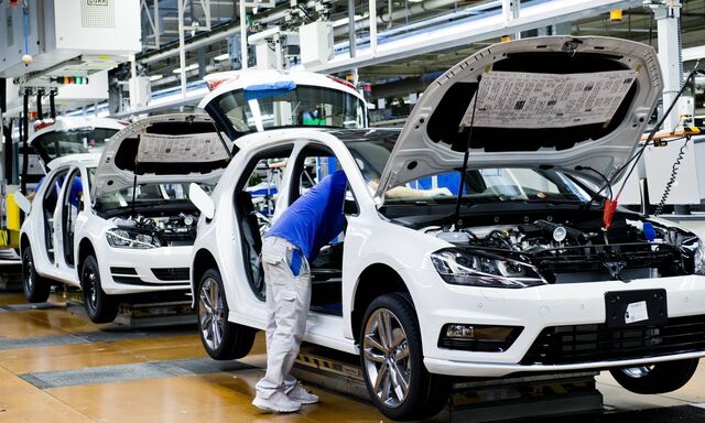 Ein Monteur am Fliessband in der Fertigung fuer Golf 7 und E-Golf 