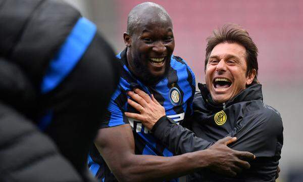 Nicht das Spiel, aber die Spieler blühen unter ihm auf: Inter-Coach Antonio Conte (r.) und sein Torjäger Romelu Lukaku.