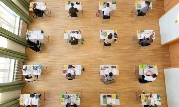 Nie vergessen werde ich jene Schülerin, die sich auf den Sohlen die Formeln sämtlicher geometrischer Körper notiert hat.