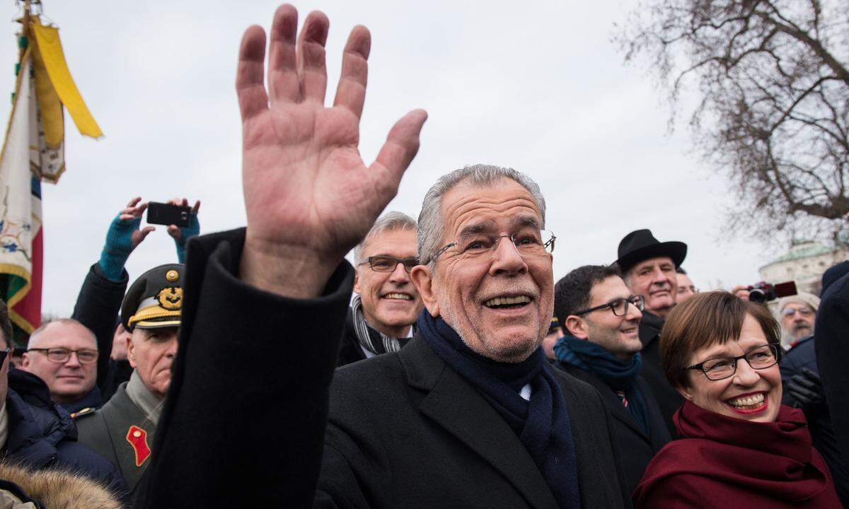 "Ich bin's, Euer neuer Präsident." Alexander Van der Bellen zieht volksnah in die Hofburg ein.