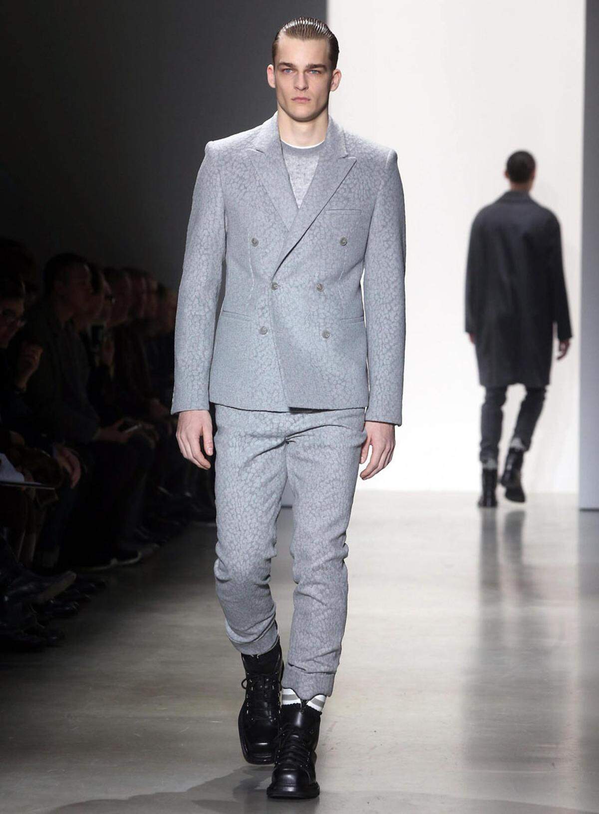 Weitaus tragbarer und klassischer als in London kommen die Männermodentrends in Italien daher. Calvin Klein präsentierte etwa graue Anzüge mit subtilen Mustern.