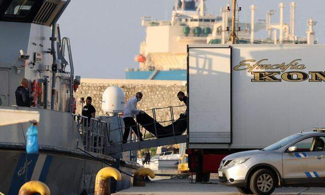 Leichensäcke werden von einem griechischen Küstenwachboot ausgeladen.