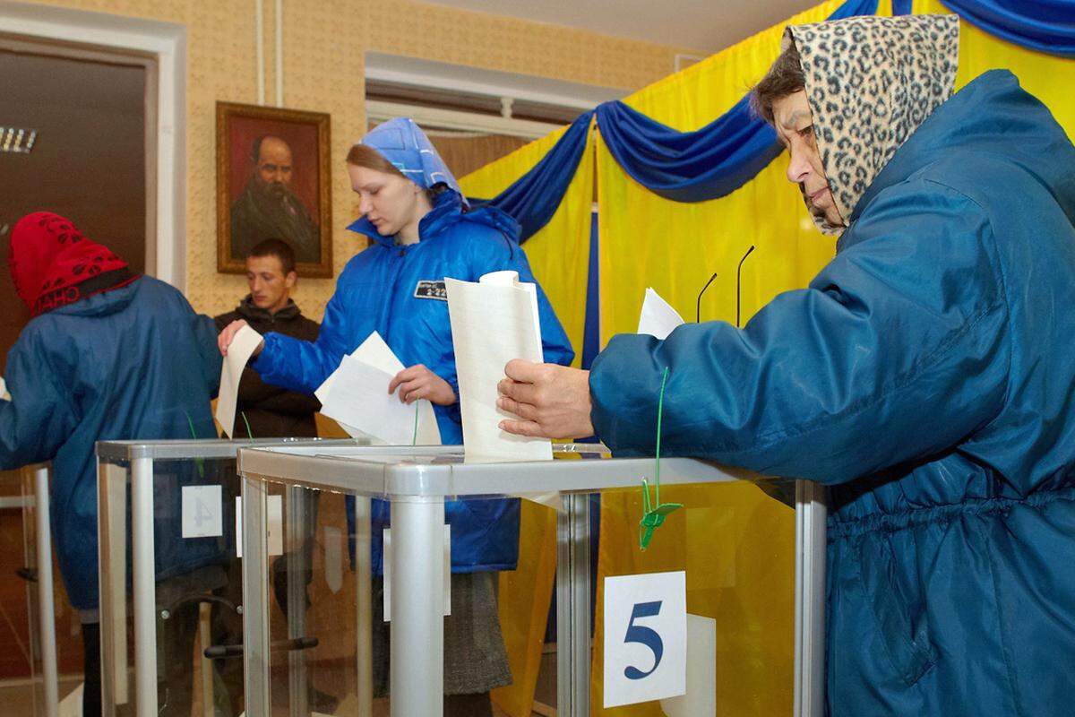 In Lugansk soll ein Kandidat den Wählern Lebensmittelpakete gegen einen Gutschein versprochen haben, der im Wahllokal abzustempeln war. In Kiew fanden Wähler laut dem Bericht heraus, dass im Voraus unter ihrem Namen abgestimmt worden war.
