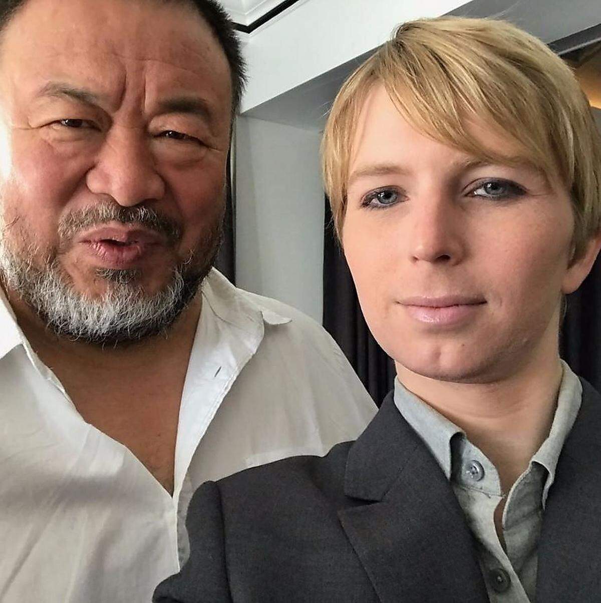 Auch ihre Begegnung mit dem chinesischen Künstler Ai Weiwei - der selbst einst inhaftiert war - dokumentierte Manning auf Instagram. Ein "bewegender und intensiver" Moment sei das Treffen gewesen.