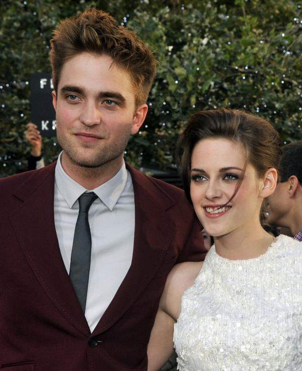 Für Schlagzeilen sorgten auch Kristen Stewart und Robert Pattinson. Das Paar aus Twilight, das seine Liebe 2010 publik machte, trennte sich im Juli 2012, nachdem Stewart ihren Seitensprung mit dem verheirateten Regisseur Rupert Sanders gestand.