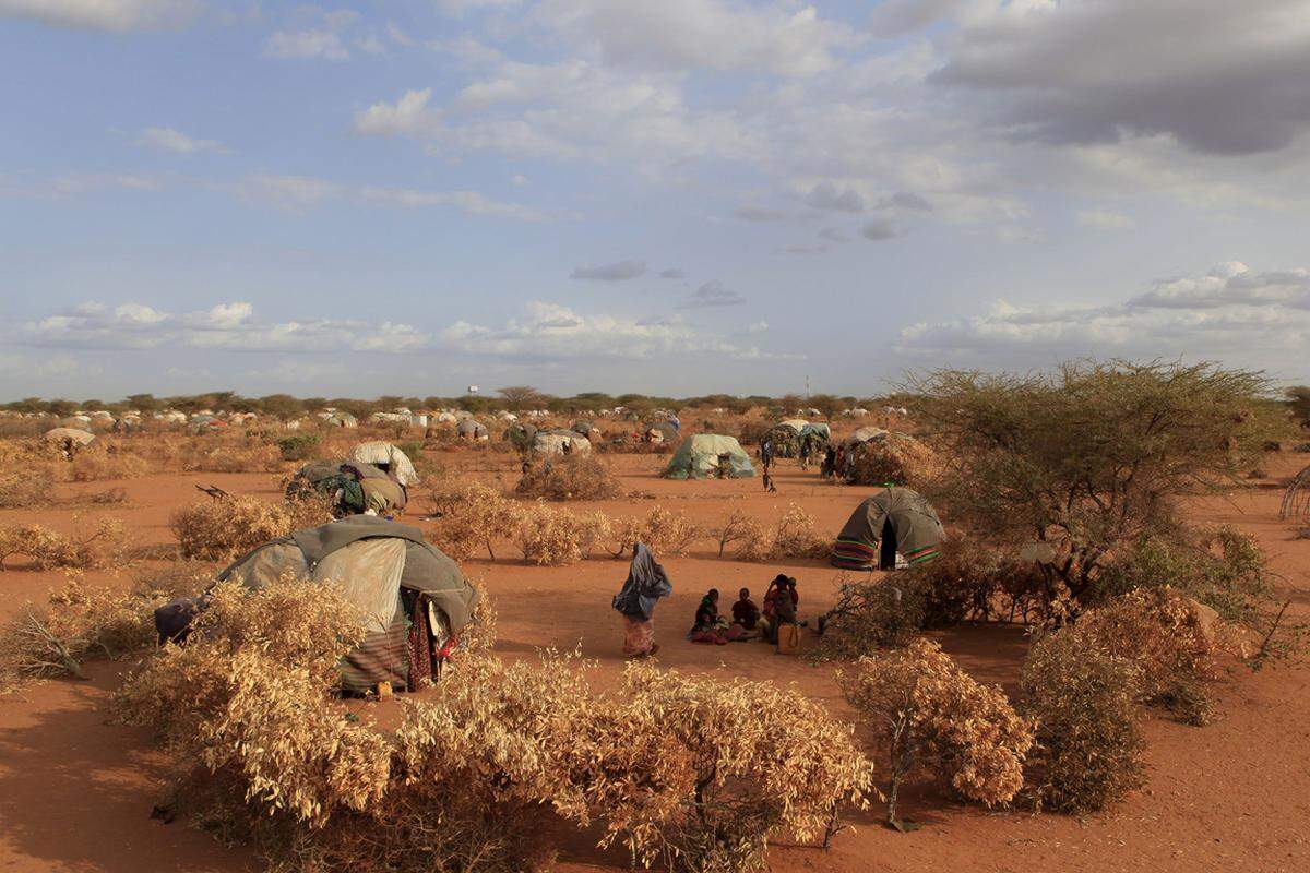 Noch dramatischer als in der somalischen Hauptstadt ist die Lage in dem Flüchtlingslager Dadaab im Norden Kenias. Das größte Flüchtlingslager der Welt wurde ursprünglich für 90.000 Menschen gebaut, mittlerweile leben dort 400.000 Flüchtlinge.