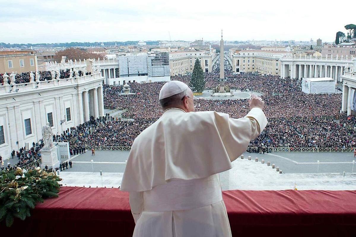 Der Papst spendet vor mehr als 100.000 Pilgern auf dem Petersplatz den Segen "Urbi et Orbi".