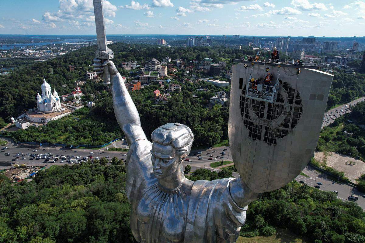 1. August. Unter dem Eindruck des russischen Angriffskriegs ist in der ukrainischen Hauptstadt Kiew das Sowjetemblem von der riesigen Mutter-Heimat-Statue abmontiert worden. Hammer und Sichel sollen nun durch den Dreizack, das Staatswappen der Ukraine, ersetzt werden.