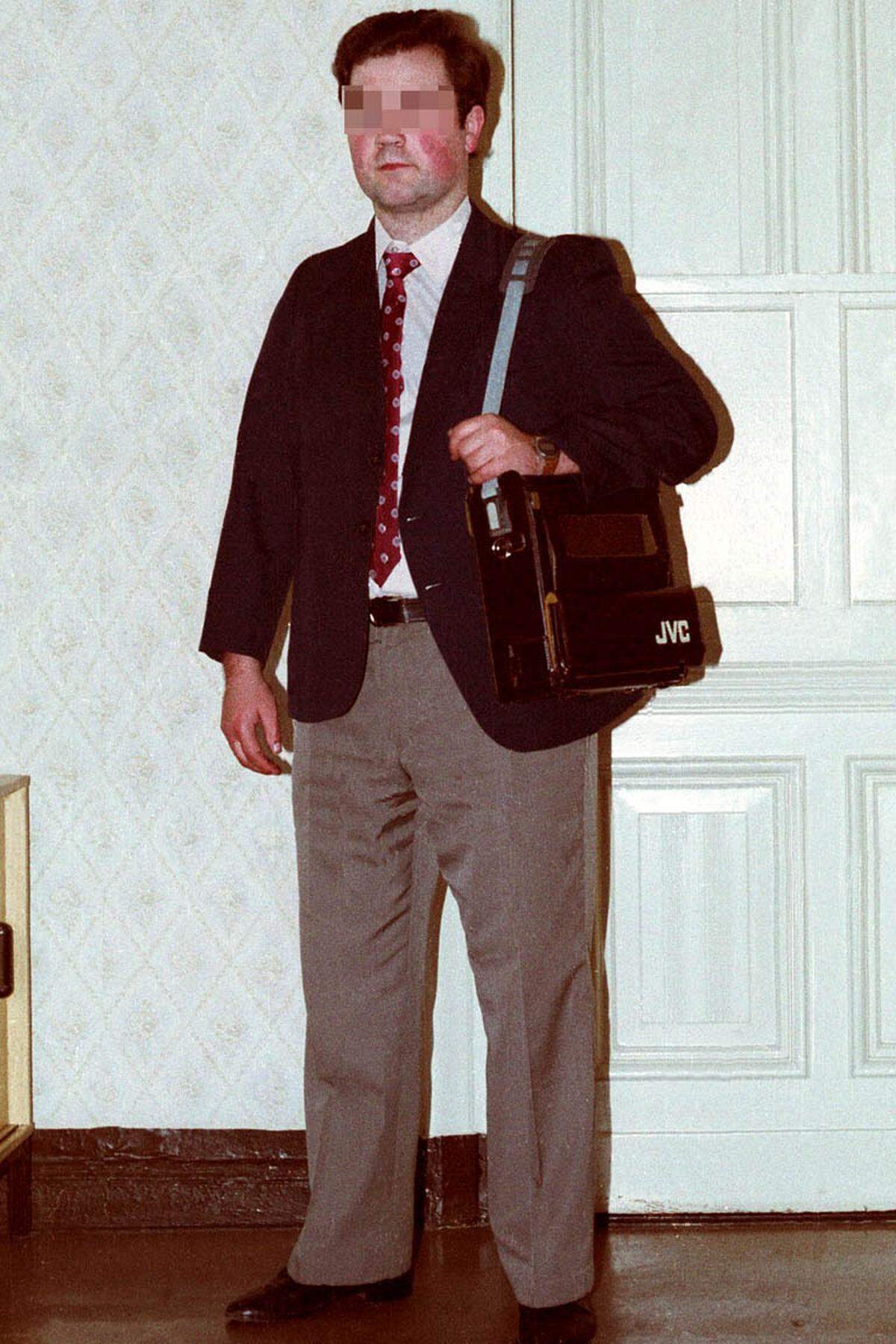 Bieder und richtig westlich posiert dieser KGB-Beamte. Täuschen will er auch mit einer Fototasche des japanischen Elektronikkonzerns JVC.