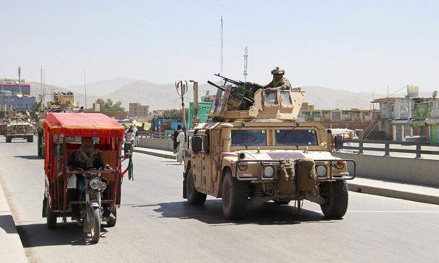 Ein afghanischer Militärkonvoi in der umkämpften Stadt Ghasni.