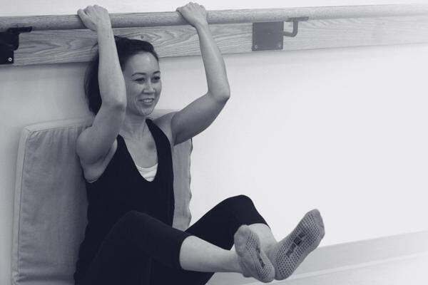 Klassische Ballettbewegungen treffen Pilates, Yoga und ein wenig Krafttraining. Das Programm zielt auf eine durchtrainierte Tänzerinnenfigur ab. In Intervallen werden alle Muskelgruppen trainiert.