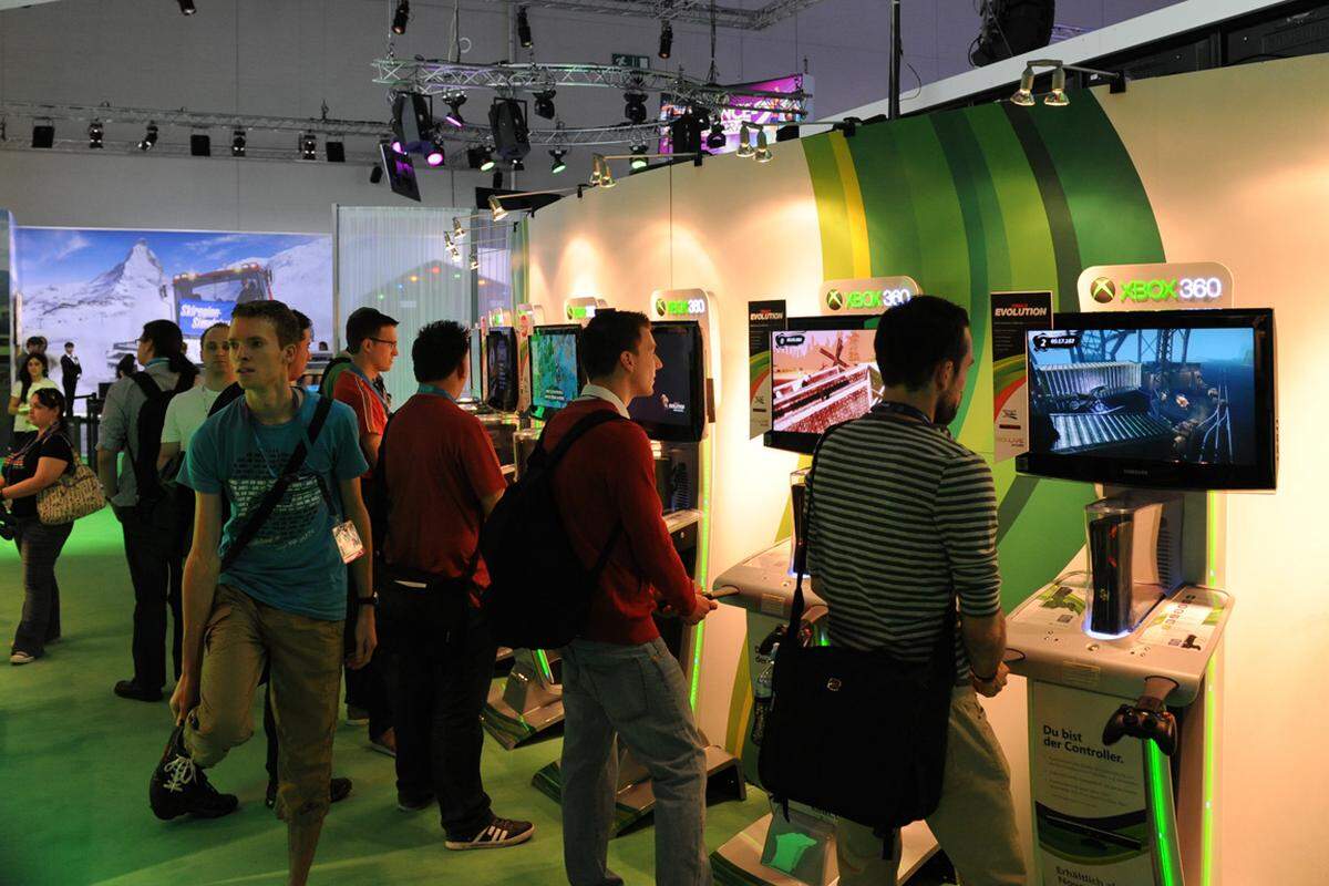 Einmal eingelassen, stürmten die Besucher sofort zu den Spielstationen. Microsoft hat seinen Xbox-Stand strategisch günstig direkt beim Eingang positioniert. Für alle ab 18 Jahren gab es einen eigenen Bereich, in dem der neue Shooter "Gears of War 3" gezeigt wurde