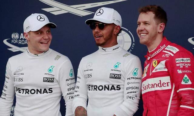 Lewis Hamilton (Mitte) kann sich freuen.