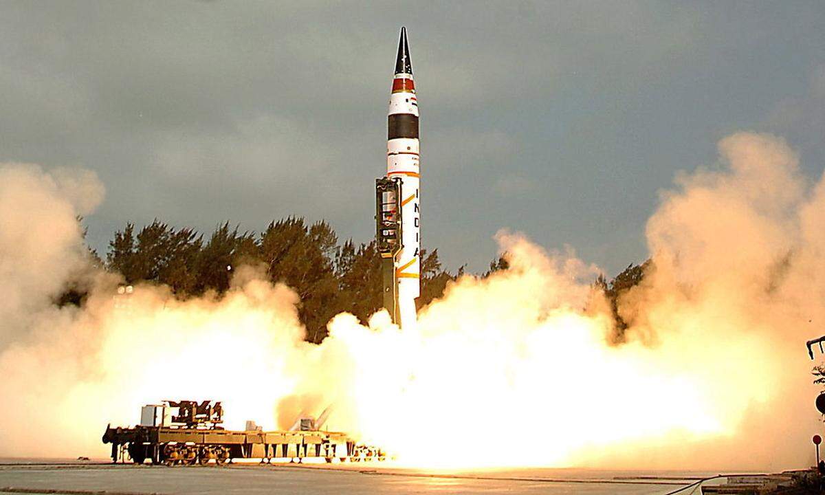 Indien Land trat dem NPT nie bei, weil es China fürchtet, mit Pakistan seit 1947 im Kriegszustand ist und den NPT für diskriminierend hält. Der erste Atomtest fand 1974 statt. Nun hat Indien wohl 110 bis 150 Sprengköpfe, die mit ballistischen Raketen (z. B. "Agni") und Bombern befördert werden können. Im Bild: Eine indische Agni-IV-Boden-Boden-Rakete bei der Militärparade zum Nationalfeiertag im Jahr 2012