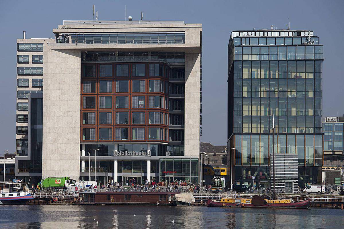Die Amsterdam Public Library beherbergt ein Restaurant im siebenten Stock - und bietet einen herrlichen Blick über die Stadt. 2007 eröffnete der von Jo Coenen geplante Bücherhort.
