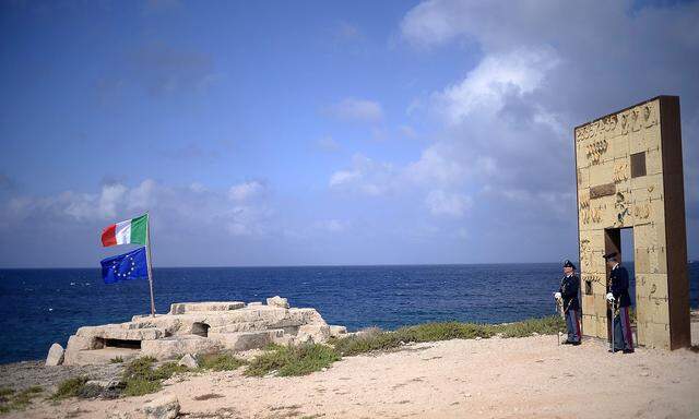 Italienische Sicherheitskräfte am sogenannten Tor nach Europa, einem Monument auf der Insel Lampedusa