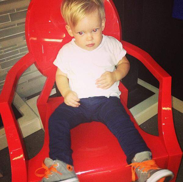 Luca Cruz, der einjährige Sohn von Hilary Duff und Mike Comrie muss in Blue Jeans und Sneakers noch etwas üben.