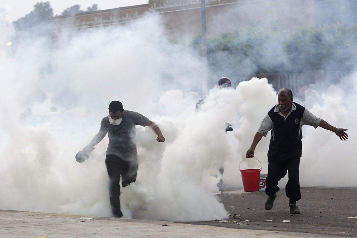Die Polizei hat auf der Straße zum Kairoer Flughafen im Morgengrauen Tränengas auf steinewerfende Demonstranten gefeuert.