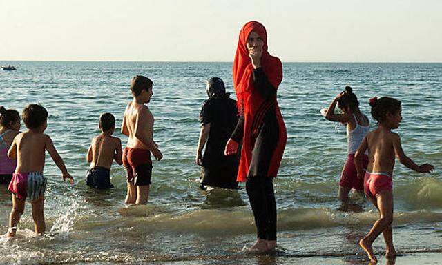 Burkini-Badevergnügen (?), hier in Algiers