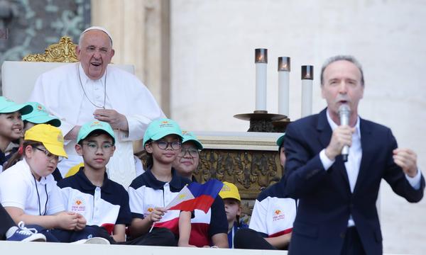 Roberto Benigni (Vordergrund) trieb kürzlich vor dem Petersdom Späße mit Papst Franziskus.