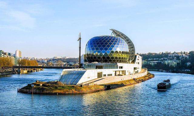 Der japanische Architekt Shigeru Ban errichtete den Gebäudekomplex „Seine musicale“ auf der Ile Séguin im Stadtteil Boulogne-Billancourt.