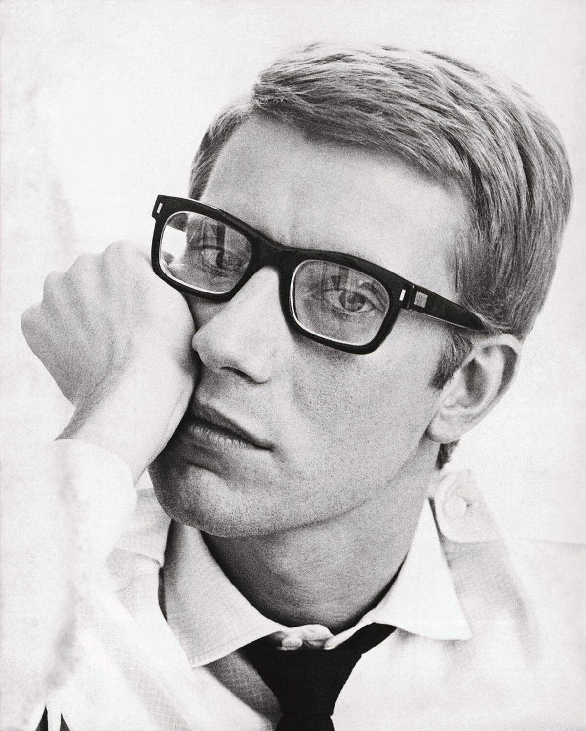 "Mode vergeht, Stil ist unsterblich", soll Yves Saint Laurent selbst einmal gesagt haben. Mit der Ausstellung "Yves Saint Laurent: Style is Eternal" zollt man dem Designer, der 2008 im Alter von 72 Jahren verstarb, Tribut.Yves Saint Laurent 1964.