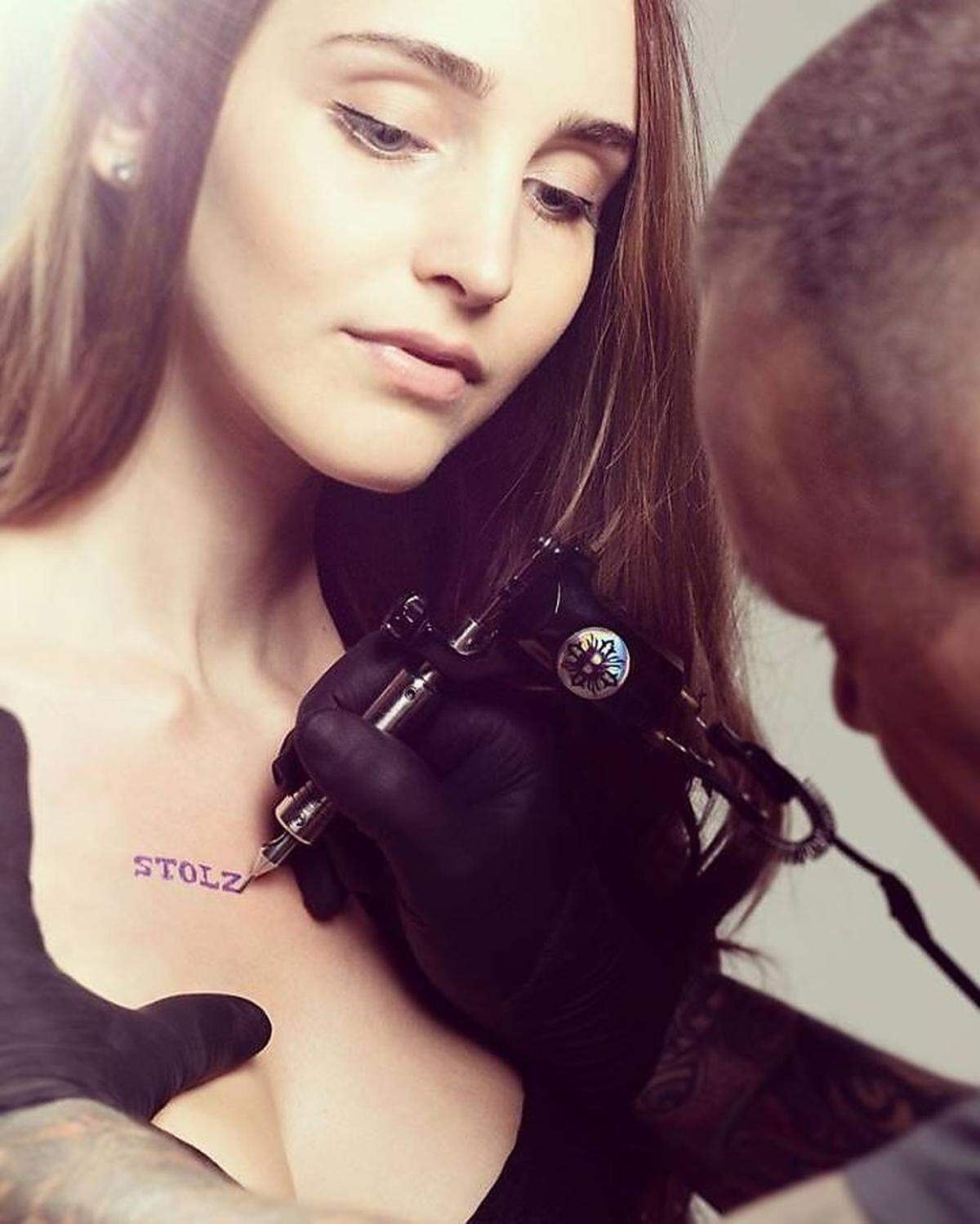 Mit diesem Foto kündigte die Linzer FPÖ ihre neue Sommer-Kampagne an: Wer sich fragt, warum einer jungen Frau das Wort "Stolz" auf die Brust tätowiert wird, erfuhr die Antwort darauf nur wenige Tage später ...