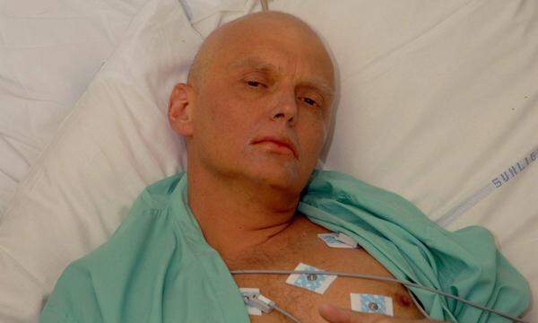 Knapp drei Wochen siechte der Kremlgegner Alexander Litwinenko in einem Londoner Krankenhaus vor sich hin, bevor der Ex-Agent des russischen Inlandsgeheimdienstes FSB am 23. November 2006 an einer Vergiftung mit dem radioaktiven Polonium 210 starb. Die hochgiftige Substanz war ihm in London in den Tee gemischt worden. Britischen Ermittlungen zufolge stecken die frühere russische Offiziere hinter dem Mord an den abtrünnigen Exilanten. Litwinenko hatte sich vom russischen Spion zum Kritiker von Präsident Wladimir Putin gewandelt, er arbeitete im Londoner Exil mit anderen Oppositionellen zusammen. Selbst mehr als zehn Jahre nach dem spektakulären Mord sind immer noch nicht alle Rätsel gelöst.