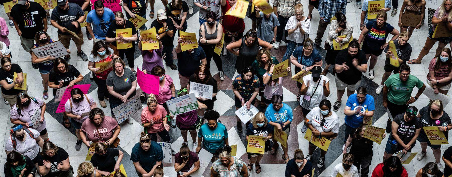 Eine Kundgebung im Kapitol in Indiana, wo über ein Abtreibungsverbot beraten wird. Die neuen Regelungen sorgen in den USA für heftige Diskussionen. 