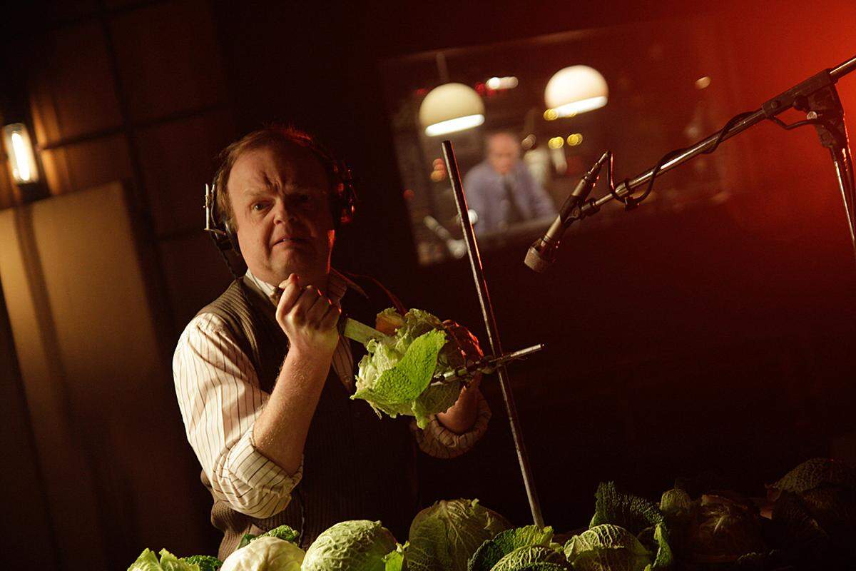 von Peter Strickland  In "Berberian Sound Studio" wird ein Brite (ideal besetzt: der kleinwüchsige Toby Jones) nach Rom geholt, um dort einen merkwürdigen Horrorfilm nachzusynchronisieren. Stricklands Film ist ein Meta-Meisterstück der Verschiebung: Der Klang überwältigt das Bild, und ein fiktiver Film fragmentiert die Psyche des Helden und damit die Erzählung.