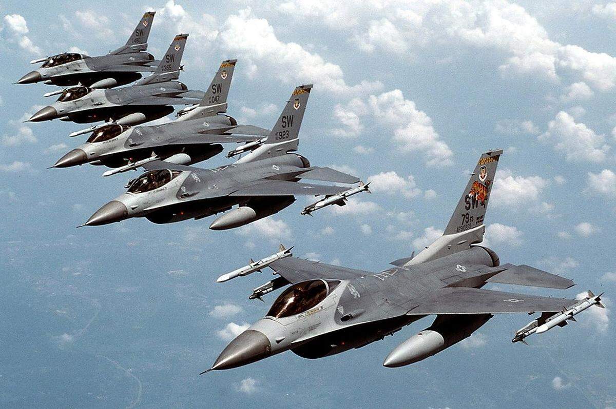 Die seit den 1970ern gebauten F-16 sind hervorragende Mehrzweckkampflugzeuge und können je nach Version bis zu neun Tonnen Last an Waffen, elektronischen Kriegsführungs- und Defensivsystemen (etwa Täuschkörper) tragen. Die F-16 ist der VW Golf unter den westlichen Jets und das verbreitetste Modell der Welt: Von (2013) etwa 14.800 aktiven Kampfflugzeugen waren rund 2300 F-16, das sind gut 15 Prozent.(Foto: die 79th Fighter Squadron der US Air Force)