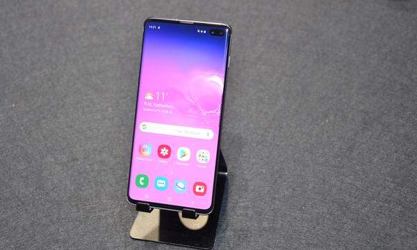 Ansonsten unterscheidet sich das S10+ noch in Displaygröße und Akku-Kapazität vom S10. Das +-Modell ist wie gewohnt einen Hauch größer und bietet eine Bildschirmdiagonale von 6,4 Zoll (ein Plus von 0,3 Zoll). Der Akku bietet dafür eine Kapazität von 4100 mAh. Das ist dann doch deutlich mehr als beim S10. Inwiefern ein Unterschied spürbar ist, wird sich erst in einem ausführlichen Praxistest zeigen. Angenehm ist, dass es deutlich leichter ist. Das S10+ bringt 175 Gramm auf die Waage, das Mate 20 Pro knapp 200 Gramm. Es wirkt dadurch ausbalancierter. 