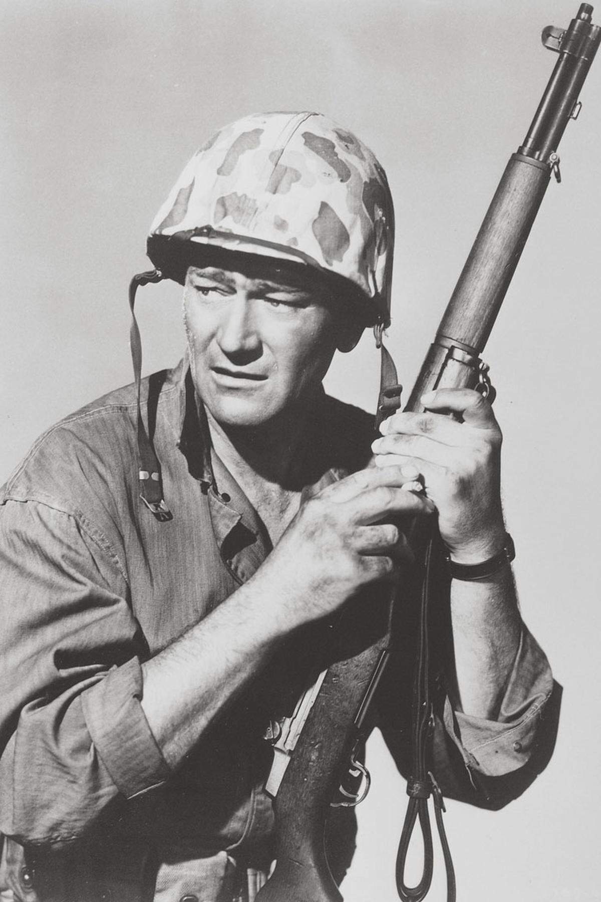Mit der Veröffentlichung in den Zeitungen verselbständigt sich das Bild - und seine Wirkung. Bei diversen Gedenktagen wird das Foto etwa von anderen Menschen nachgestellt. Auch die drei überlebenden "Flag Raisers" müssen ihre Heldengeschichte ständig öffentlich wiederkauen.Das mündet 1949 in dem patriotischen Marines-Hollywoodwerbefilm "Sands of Iwo Jima" mit John Wayne in der Hauptrolle. Die drei Überlebenden haben darin sogar einen Kurzauftritt.