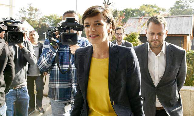 SPÖ-Chefin Pamela Rendi-Wagner trat am Sonntag nach einer dreistündigen Präsidiumssitzung am Wiener Kahlenberg vor die Medien.