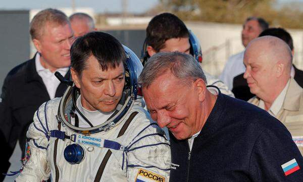 Rekord-Kosmonaut Oleg Kononenko (links) und der Chef der russischen Raumfahrtorganisation Roscosmos Yuri Borisov.
