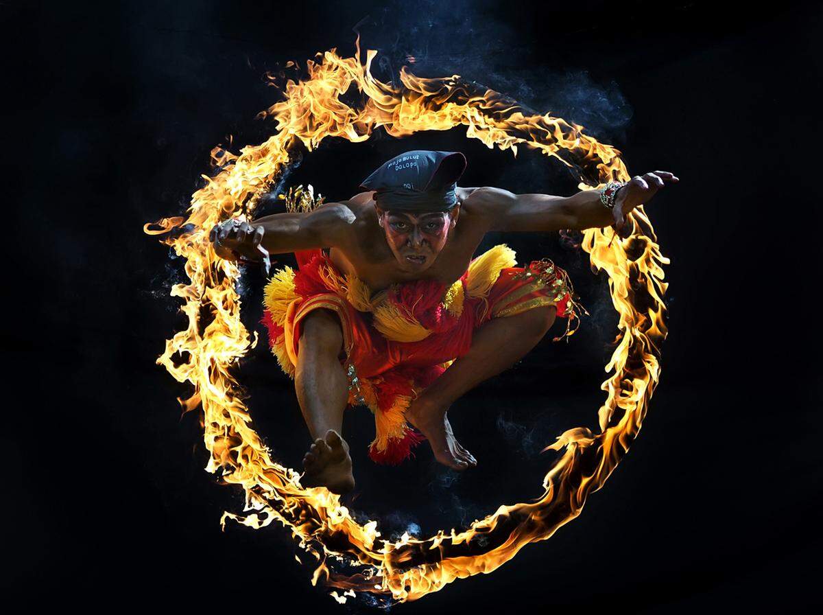 Aprison Aprison, Indonesien: "Jump!".Beim traditionellen indonesischen Fest "Bujang Ganong" sprang dieser Mann durch einen "Ring aus Feuer".