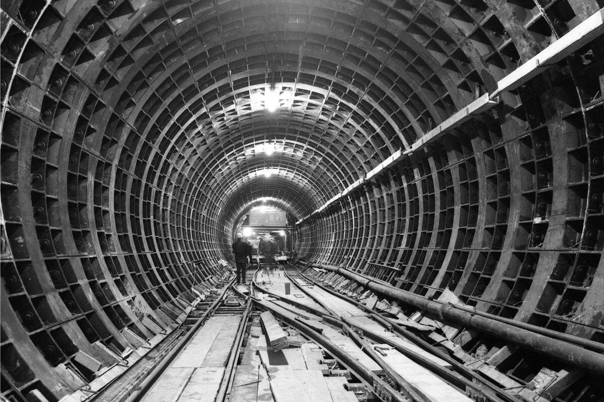 Die Notwendigkeit zum Bau einer U-Bahn wurde auch durch mehrere wissenschaftliche Analysen unterstrichen. Durch den Bau der Ustrab hatten die Ingenieure der wertvolle Erfahrungen in Bezug auf den Tunnelbau gewonnen, die für den Bau der U-Bahn von großem Wert waren.Bild: Ein Blick in die Tunnelröhre am Karlsplatz.